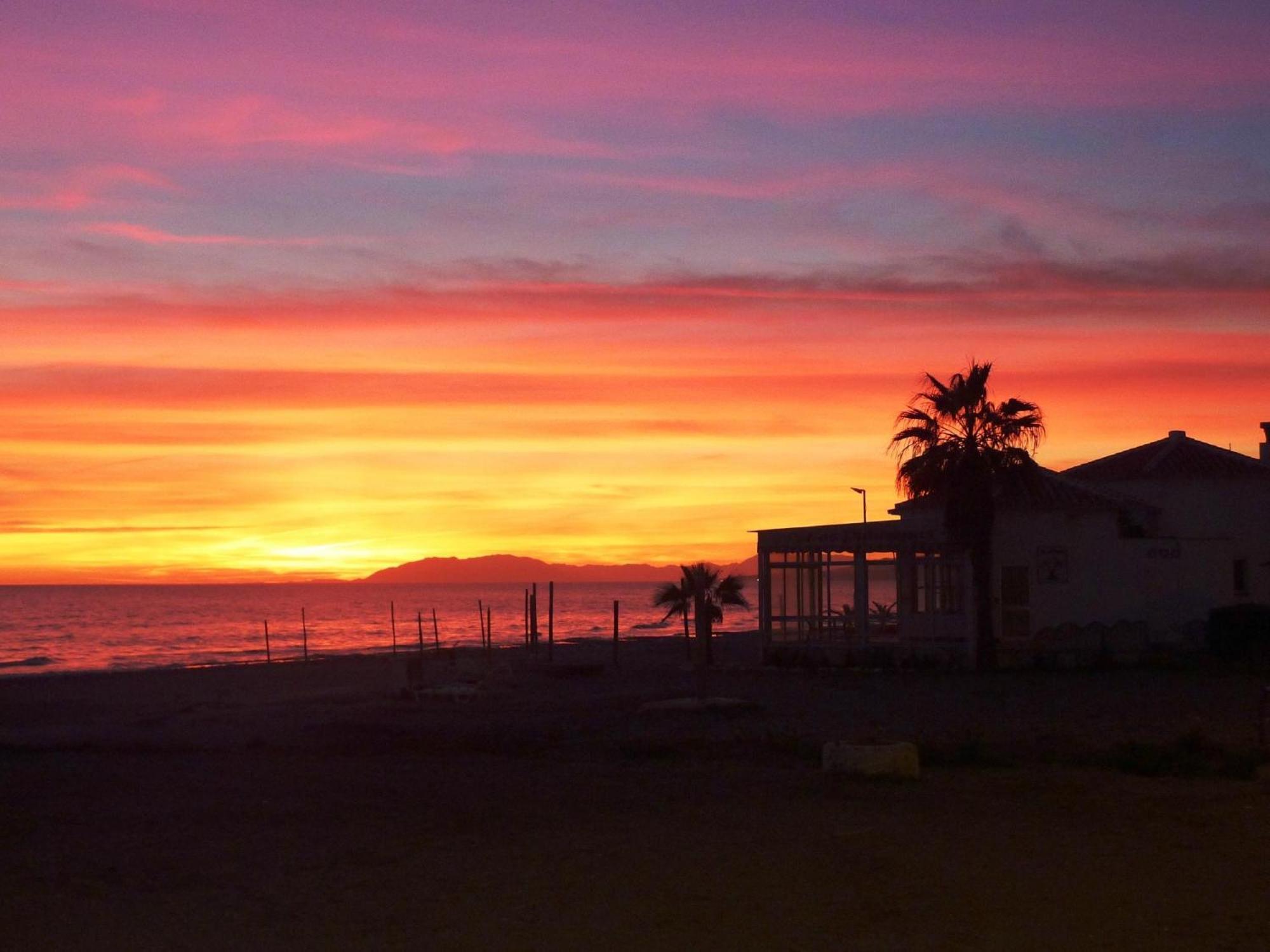 Spacious 1 Bedroom Apartment, Beach Front, Torrox Costa Bagian luar foto